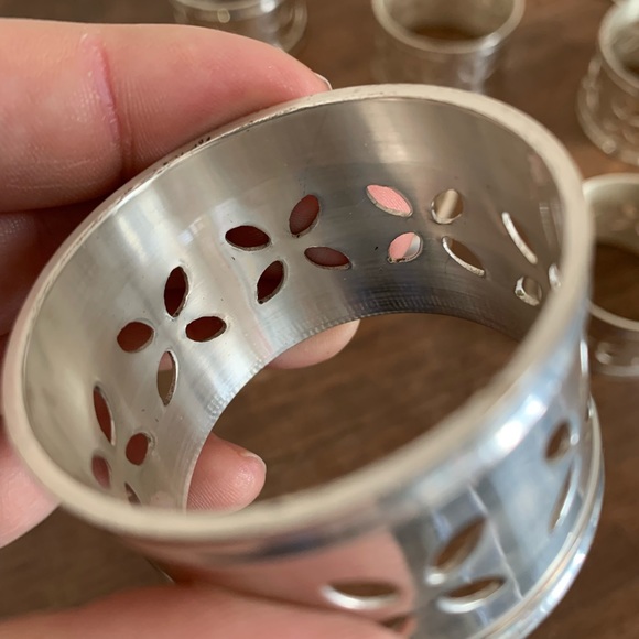 Set of 12 Vintage Silver Plate Floral Pierced Pattern Cut Out Napkin Rings - Picture 5 of 10